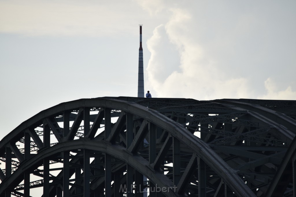 PSpringt kein Suizid Brueckenspringer Koeln Hohenzollernbruecke P094.JPG - Miklos Laubert